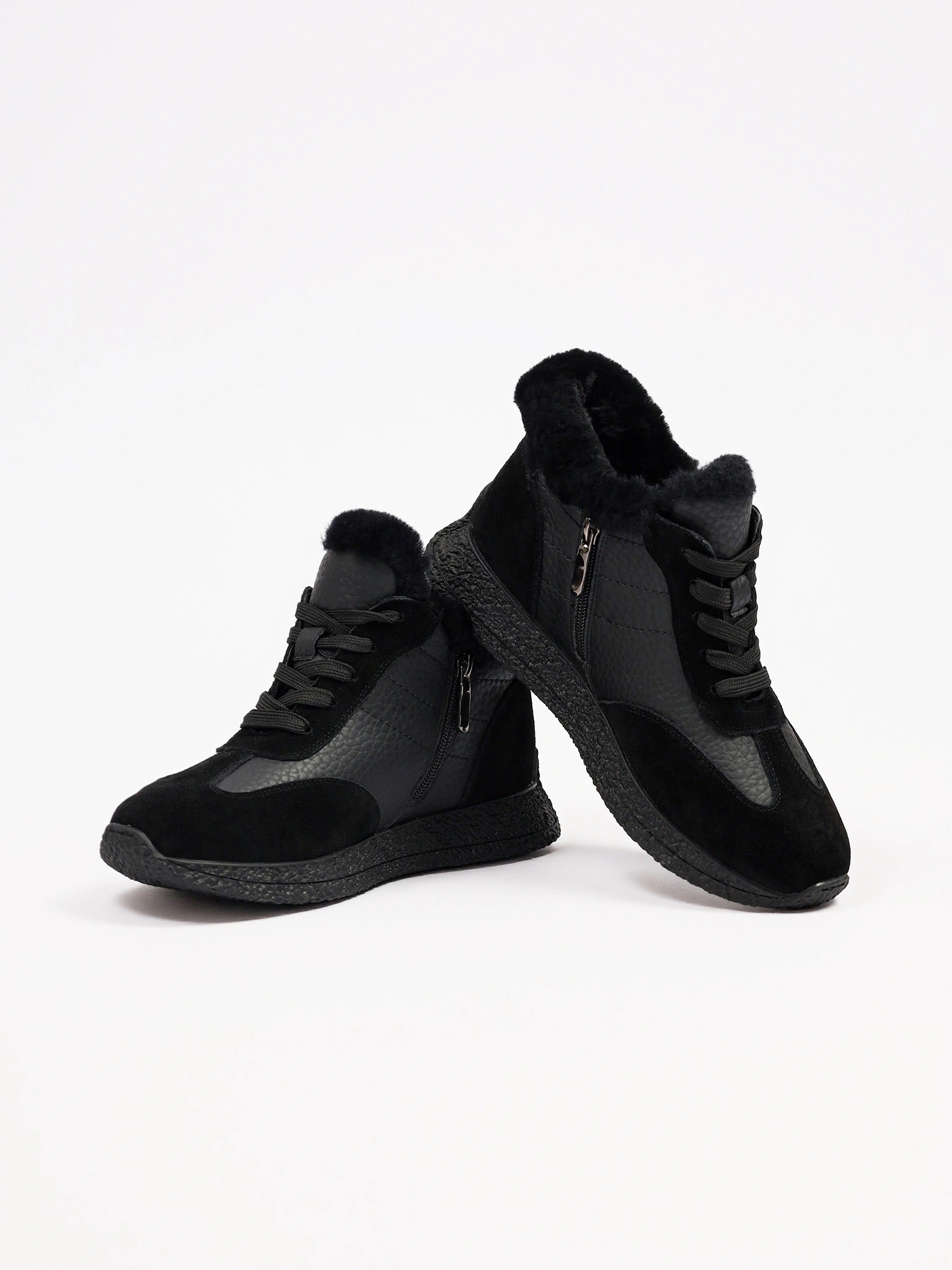 Кроссовки комбинированные черного цвета на низкой подошве